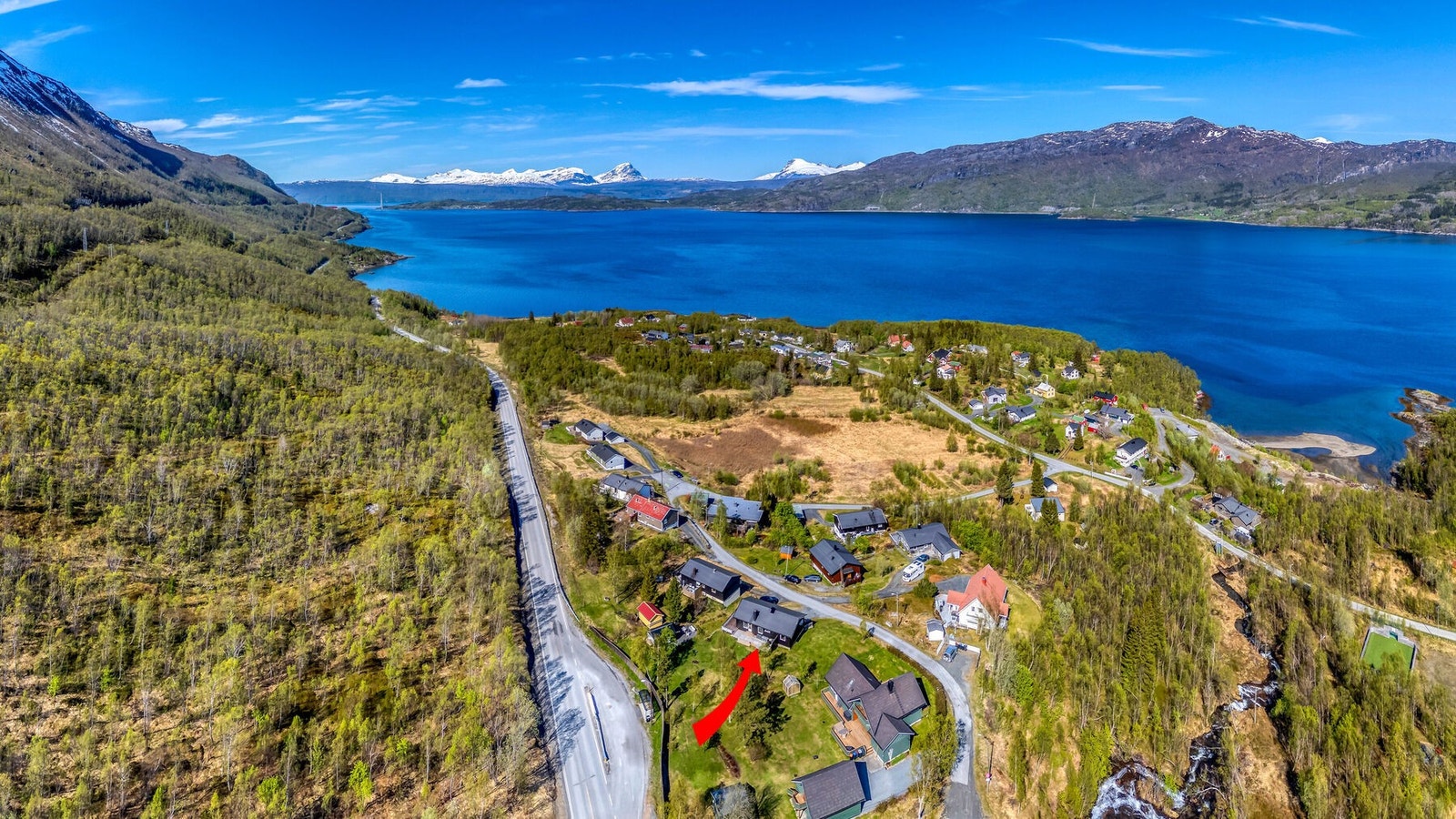 Eiendommen ligger på Fagerjord i Narvik kommune, med nærhet til både fjell og fjord. Galleribilde