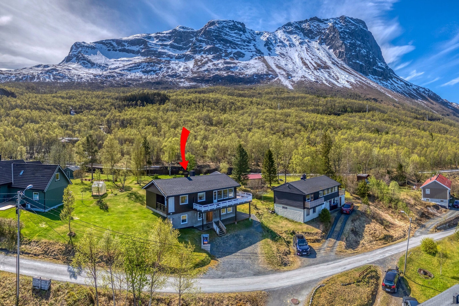Gruslagt innkjørsel og parkeringsplass på tomten. Galleribilde