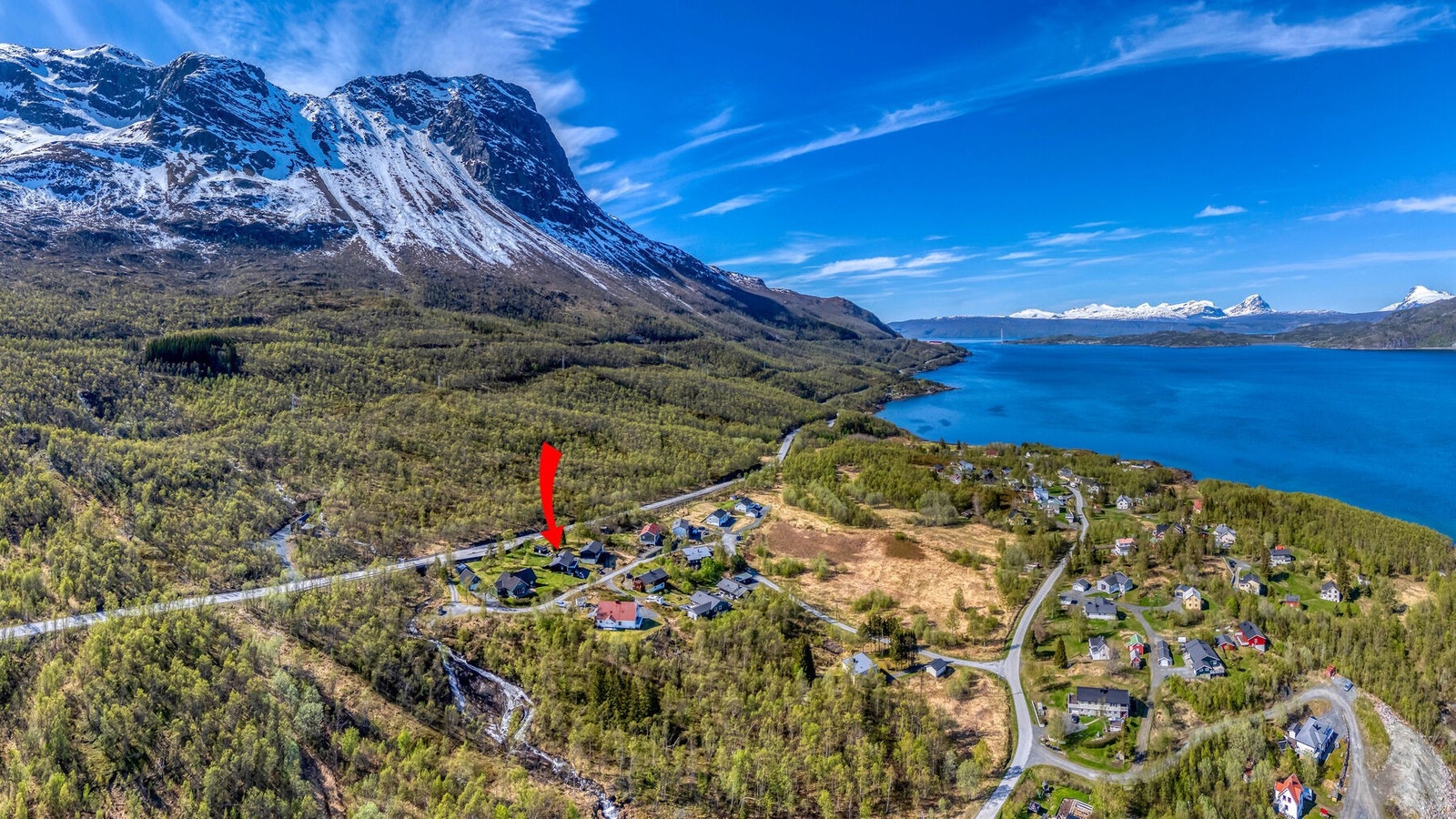 Nærmeste dagligvarebutikk, Rema 1000, ligger ca. 8 minutter unna med bil. Galleribilde