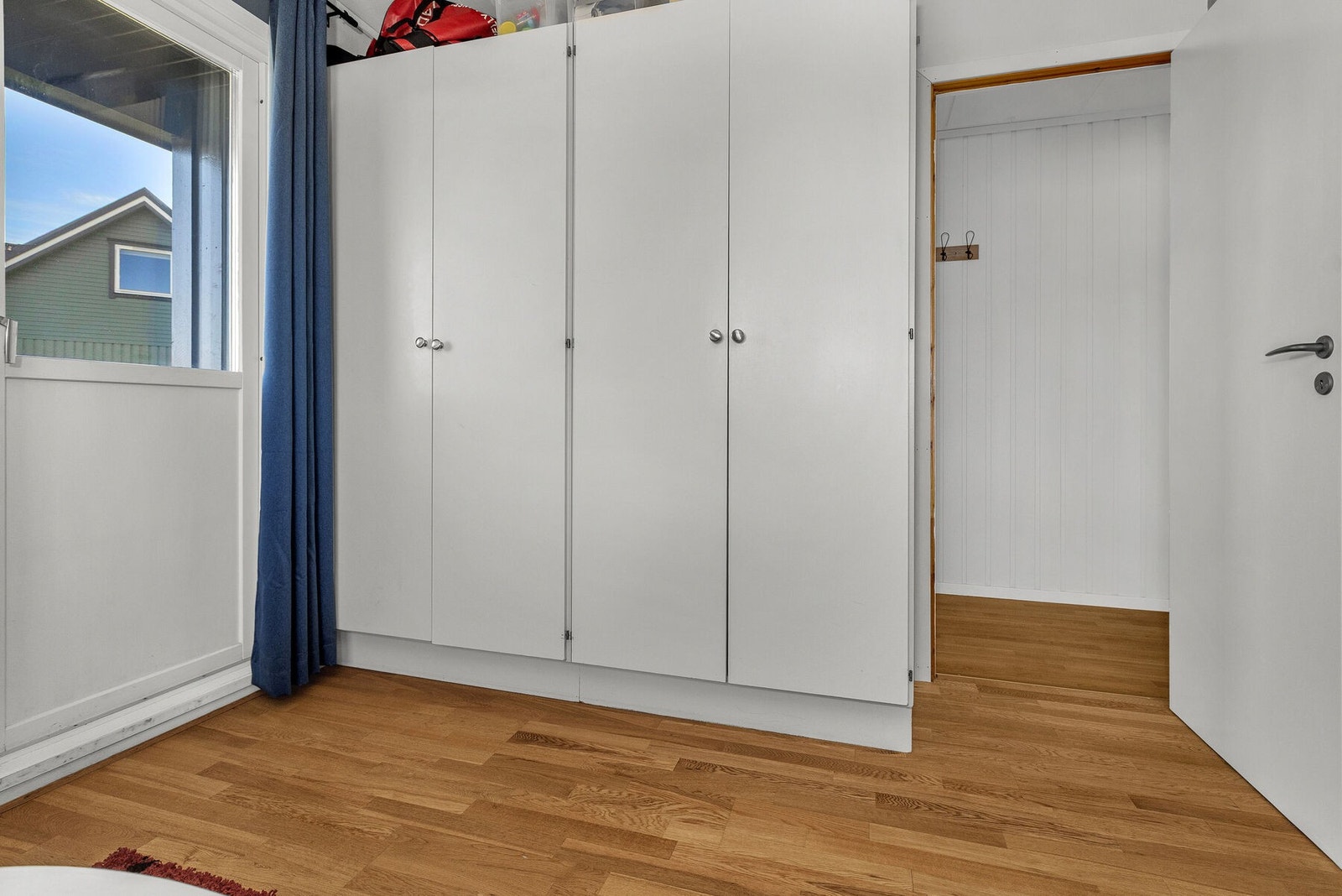 God plass til garderobeskap på soverommet. Galleribilde