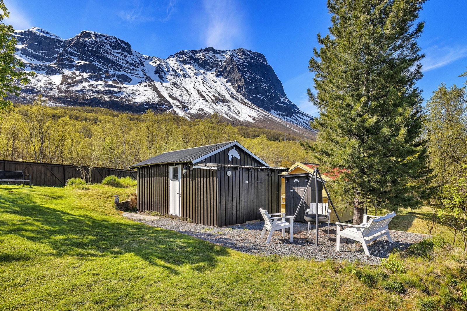 På tomten står et frittstående uthus på ca. 13 m², ideelt for lagring av hageredskaper og utstyr. Galleribilde