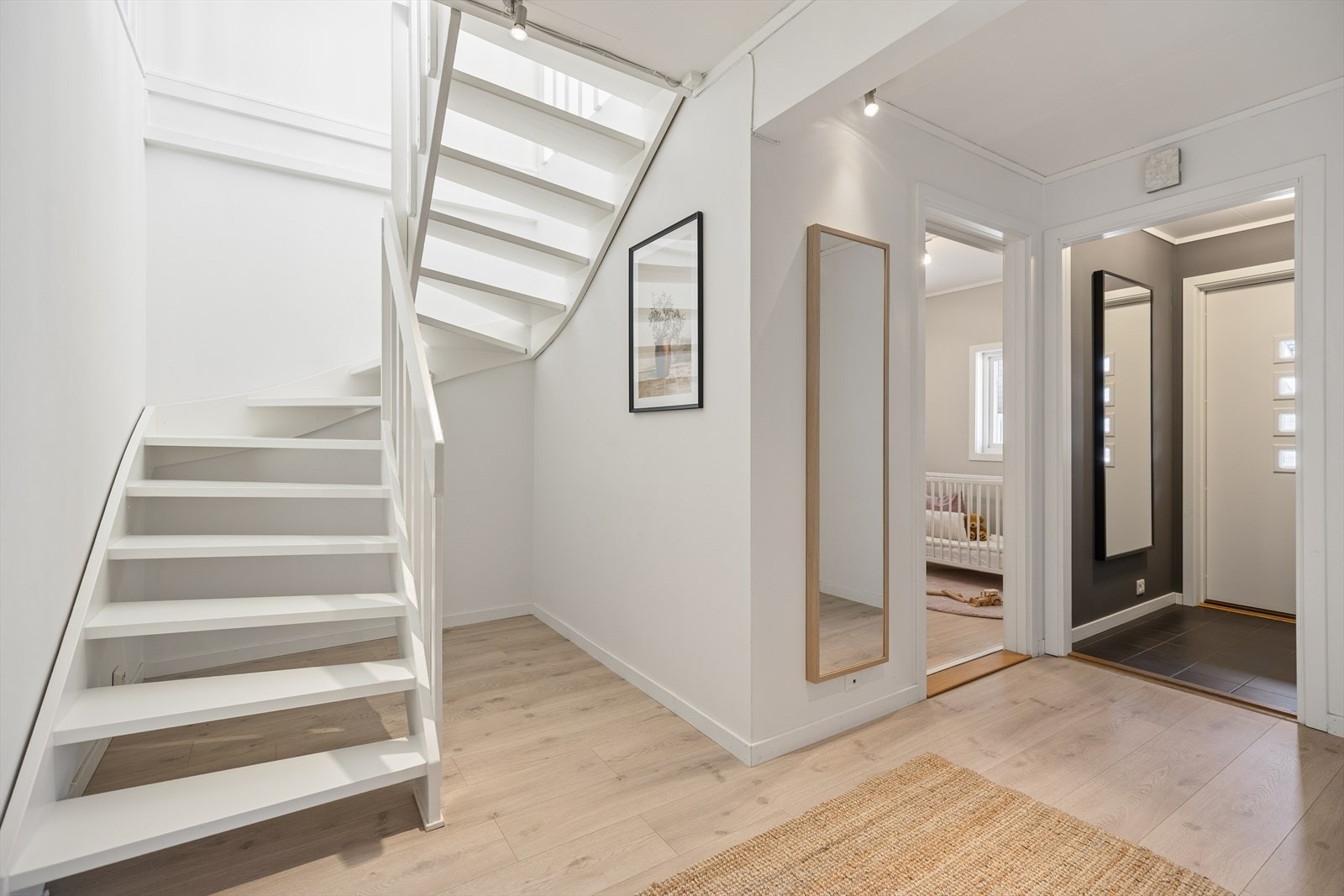 Lys og fin gang i underetasjen. Galleribilde