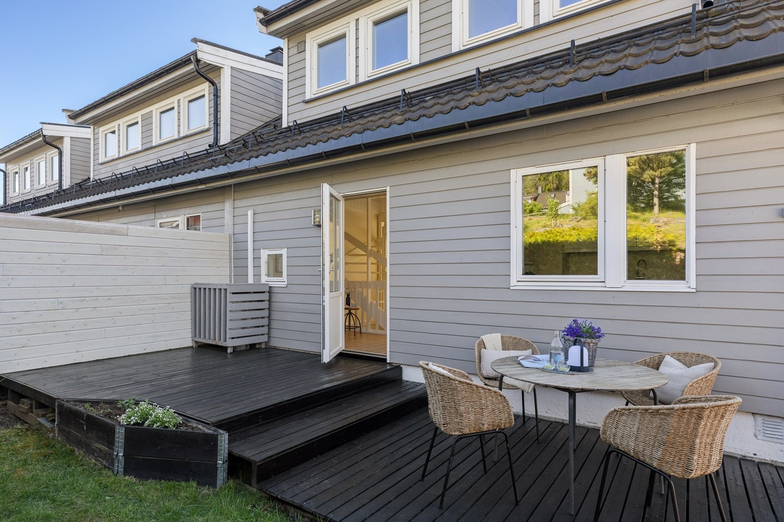 Uteplassen egner seg ypperlig for hele familien. Her er det platting med direkte adkomst til lettstelt hage. Galleribilde