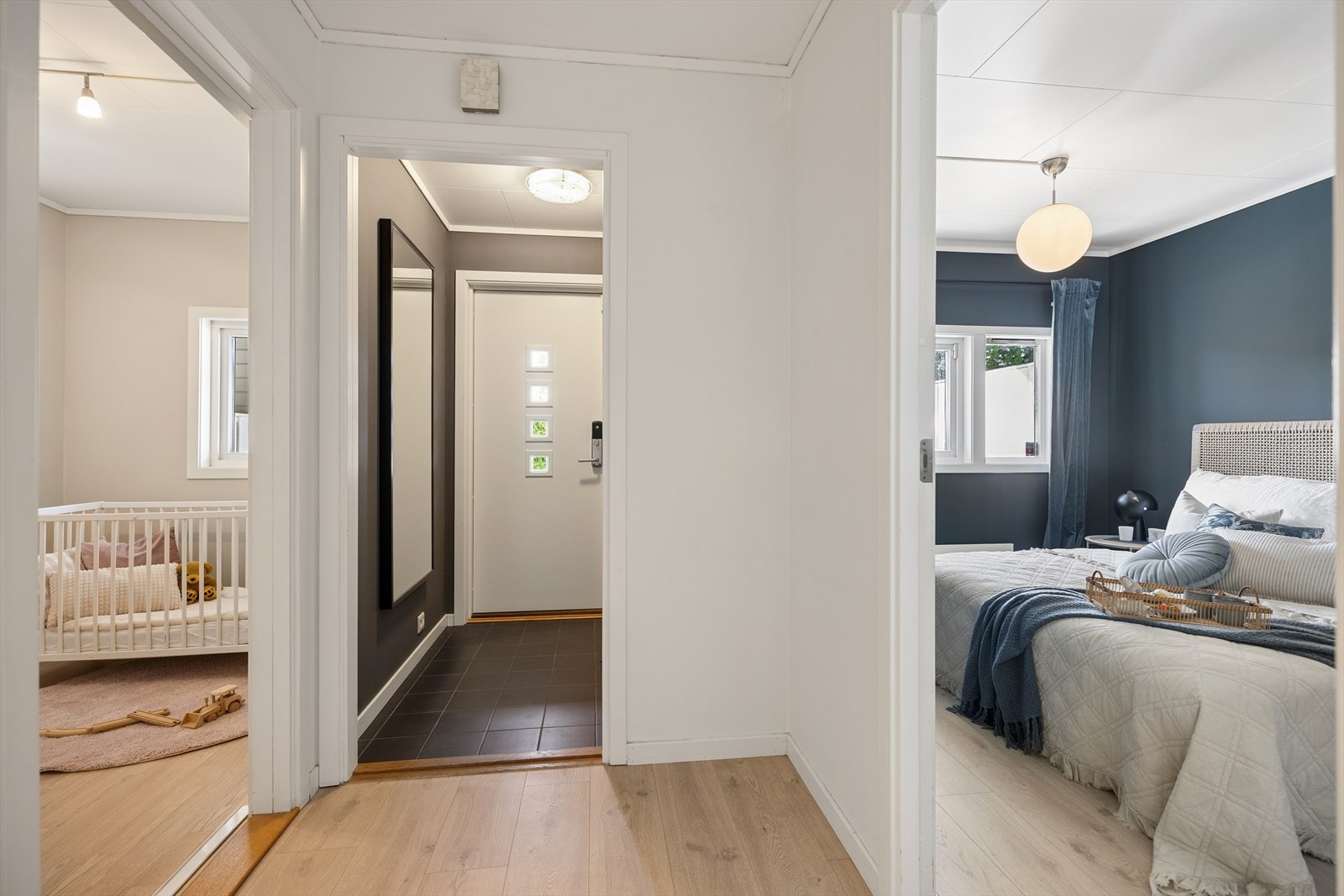 Gangen i underetasjen binder sammen hovedsoverom, barnerom og et stort, fint baderom. Galleribilde