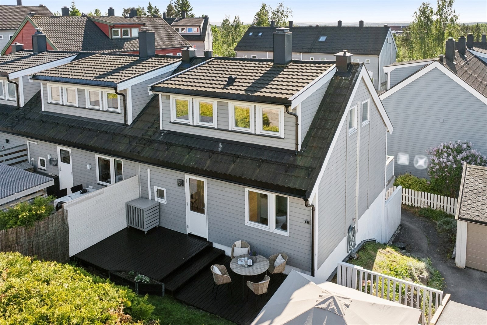 Dette er et meget velholdt og attraktivt beliggende rekkehus. Galleribilde