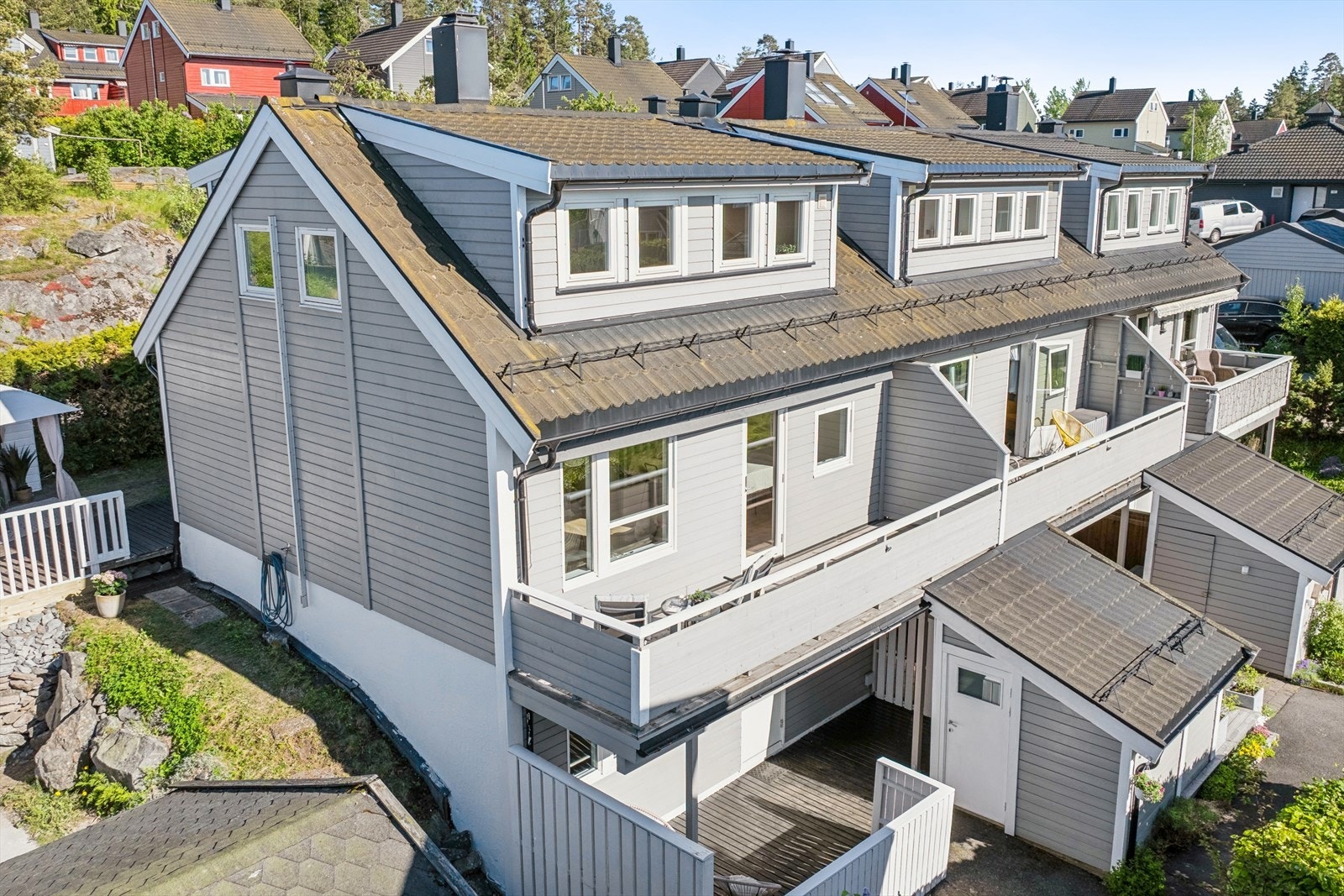Boligen har en svært familievennlig planløsning med hele 4 soverom, 2 bad, stor stue og herlig uteplass. Galleribilde