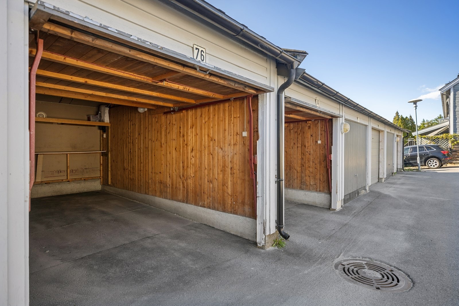 Garasje medfølger i rekke. Galleribilde