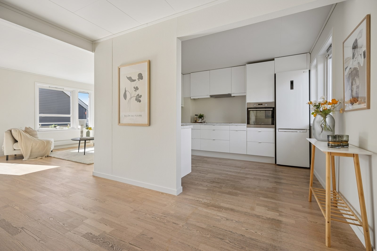 Stuen og kjøkkenet ligger i boligens 1. etasje og har utgang til fine uteplasser. Galleribilde