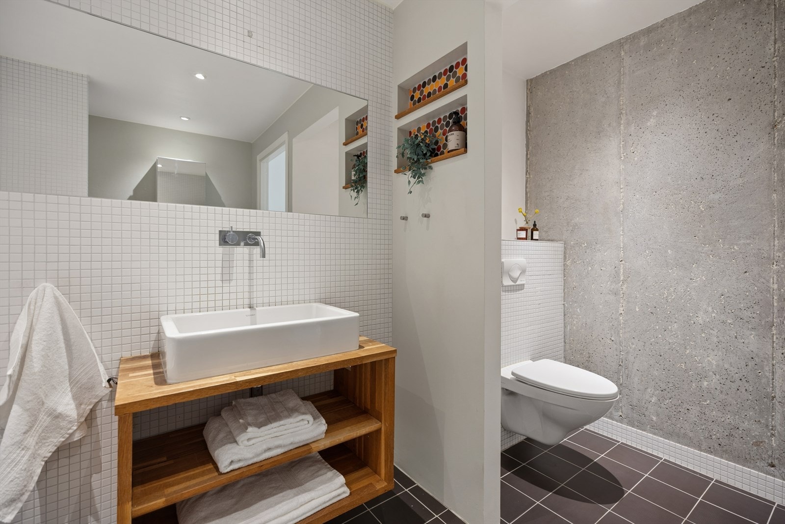 Badet er utstyrt med downlights som bidrar til en god atmosfære. Det er smøremembran fra 2006. Galleribilde