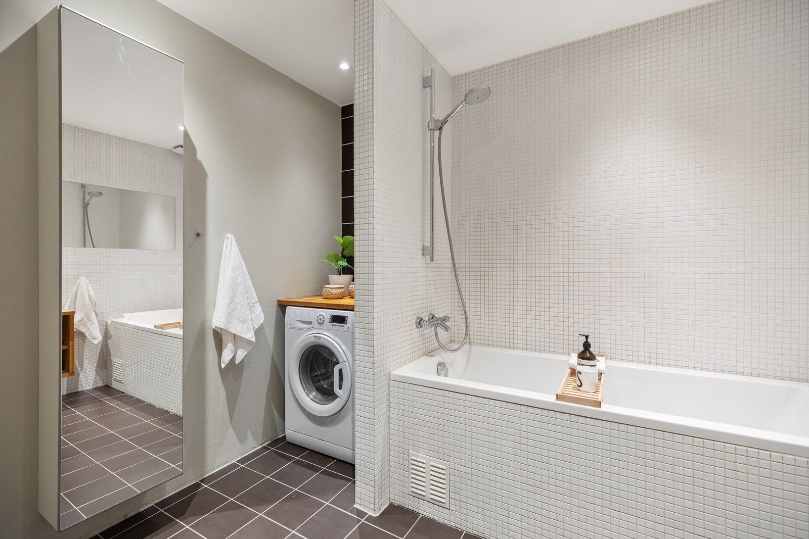 Badet er utstyrt med servant, speil, lys, dusj i badekar og vegghengt toalett. I tillegg er det opplegg for vaskemaskin og tørketrommel på badet. Galleribilde