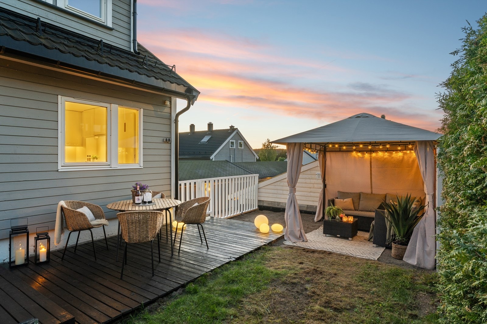 Uteplassen egner seg ypperlig for hele familien. Her er det platting med direkte adkomst til lettstelt hage. Galleribilde