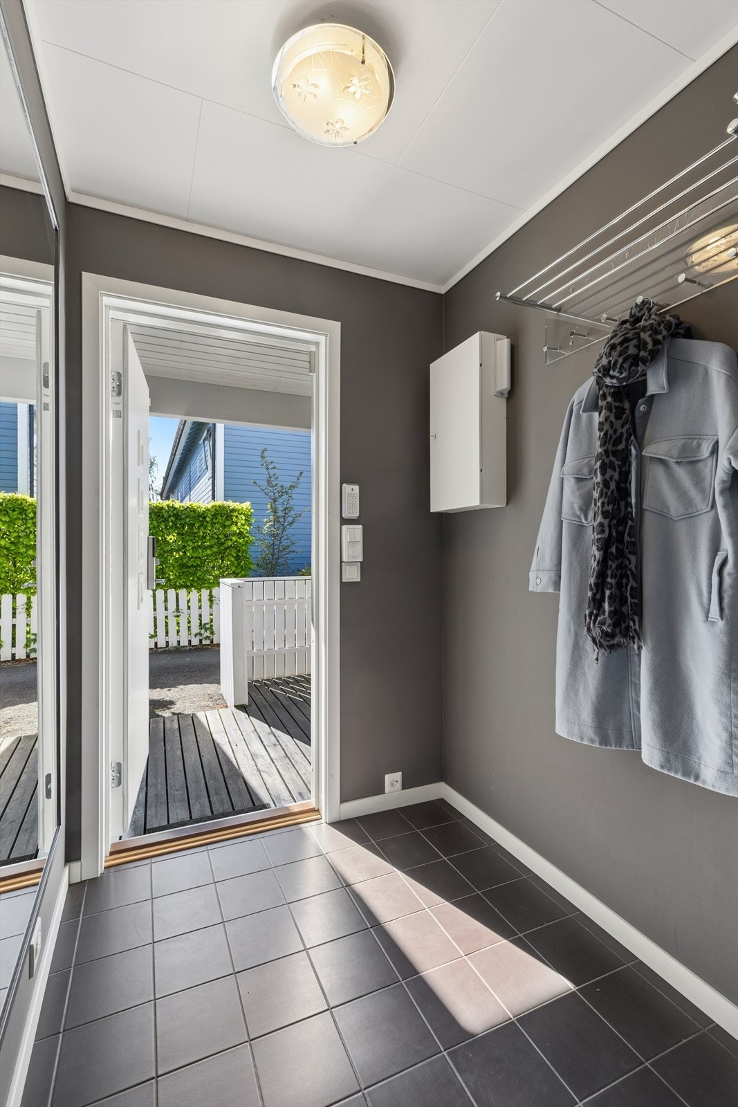 Entré i underetasjen med fin plass til å henge fra seg yttertøy og sko. Galleribilde