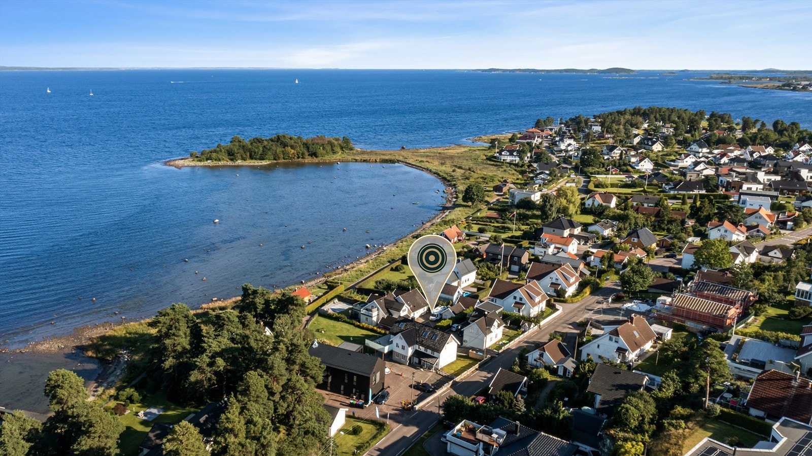 Her presenteres en særdeles attraktiv og sjønær eiendom med flott utsikt til Oslofjorden, beliggende i et av de mest populære områdene på Ringshaug. Galleribilde