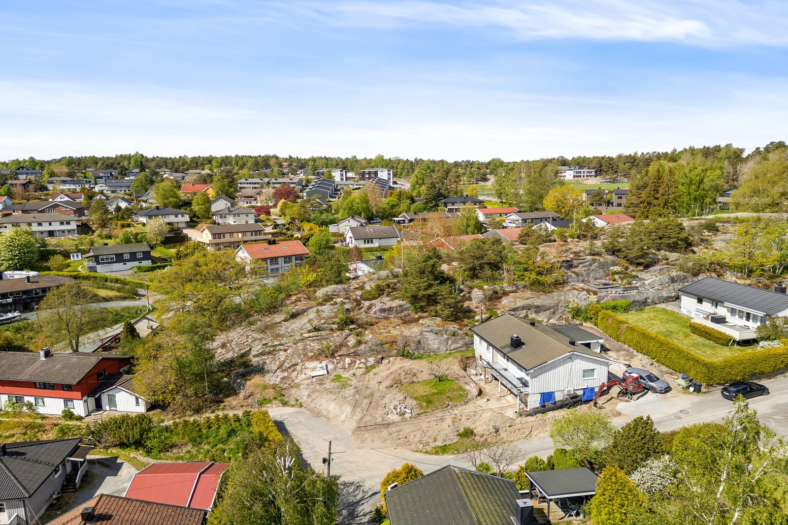 Høytliggende og solrik tomt på 781 kvm, sentralt plassert i en rolig og populær gate på Hannestad. Galleribilde