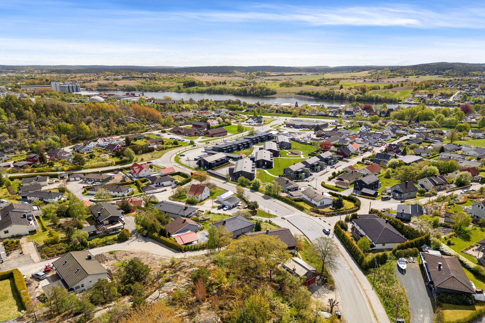 Rolige og barnevennlige omgivelser med alt av fasiliteter du måtte trenge innenfor kort avstand. Galleribilde