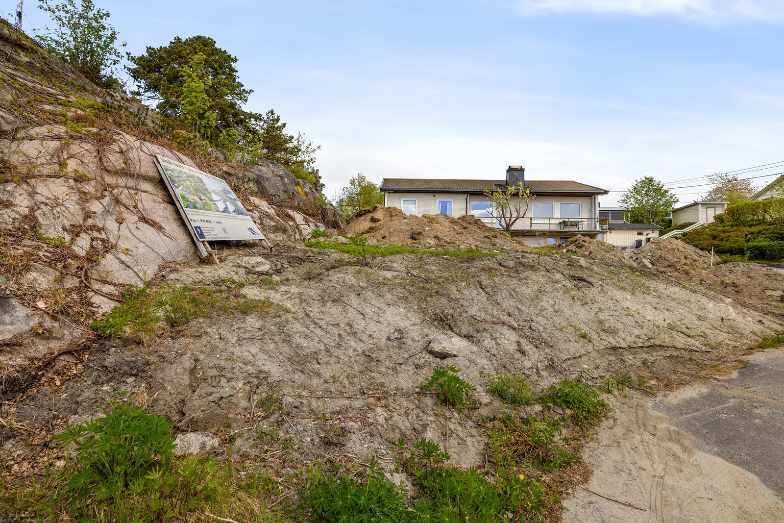 Rammetillatelse for oppføring av enebolig m/frittliggende garasje er gitt. Galleribilde
