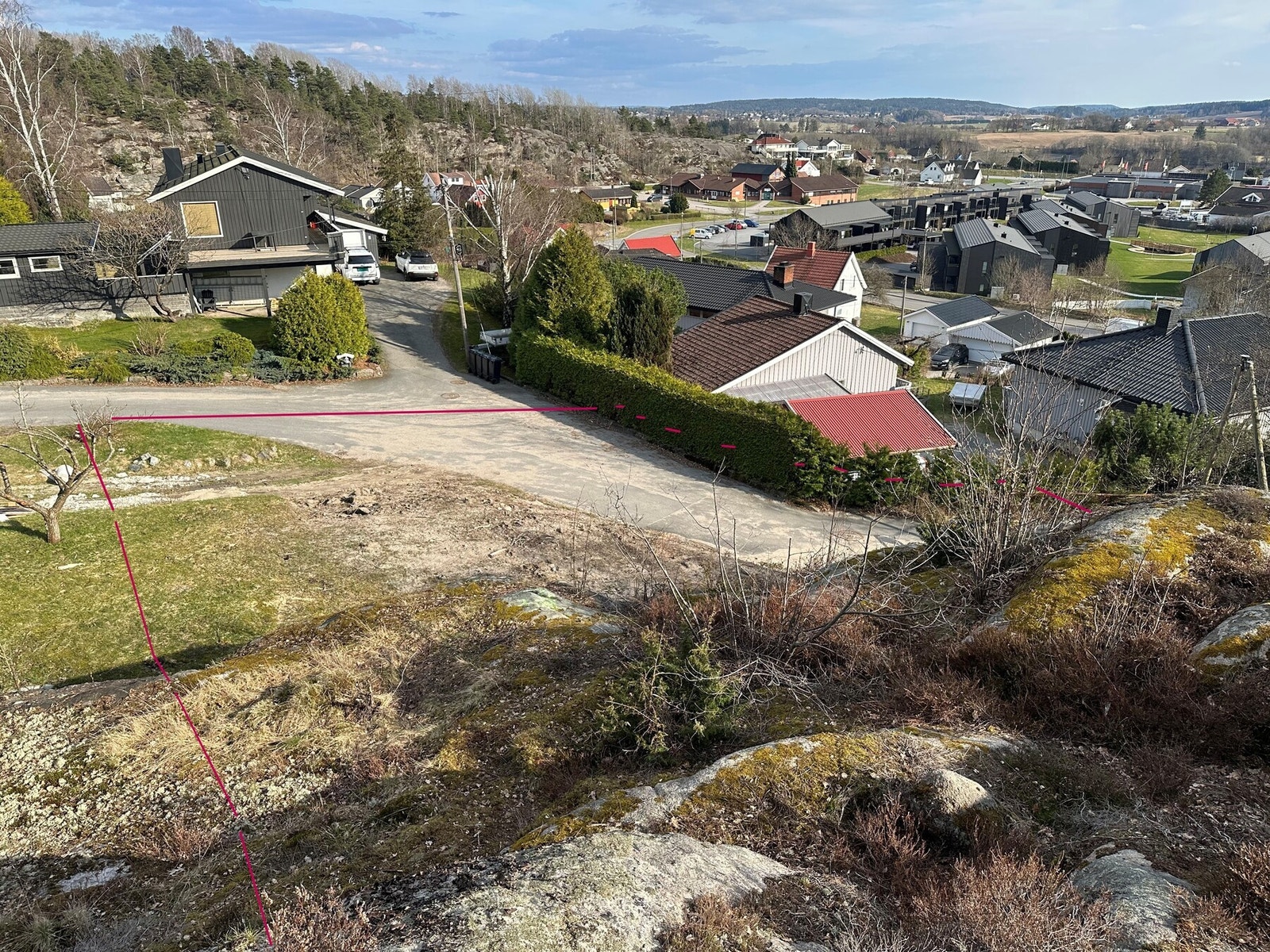 Inntegnet tomtegrense er kun illustrert og avviker fra reelle grenser. Det anbefales å sammenligne grenser med situasjonskart/finnkartet. Galleribilde
