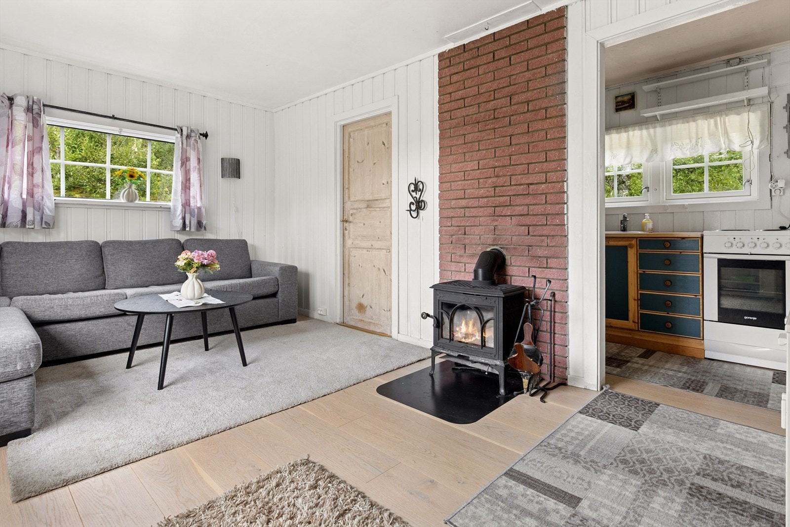 Boligen varmes opp med panelovner og vedfyring i stue. Galleribilde