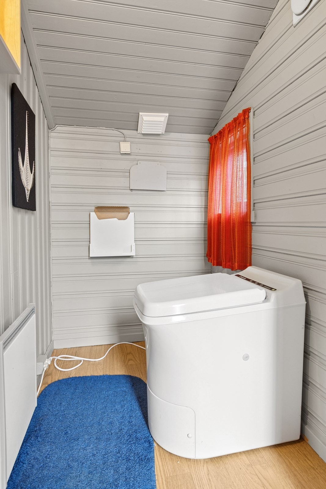 Toalettrom med forbrenningtoalett. Galleribilde