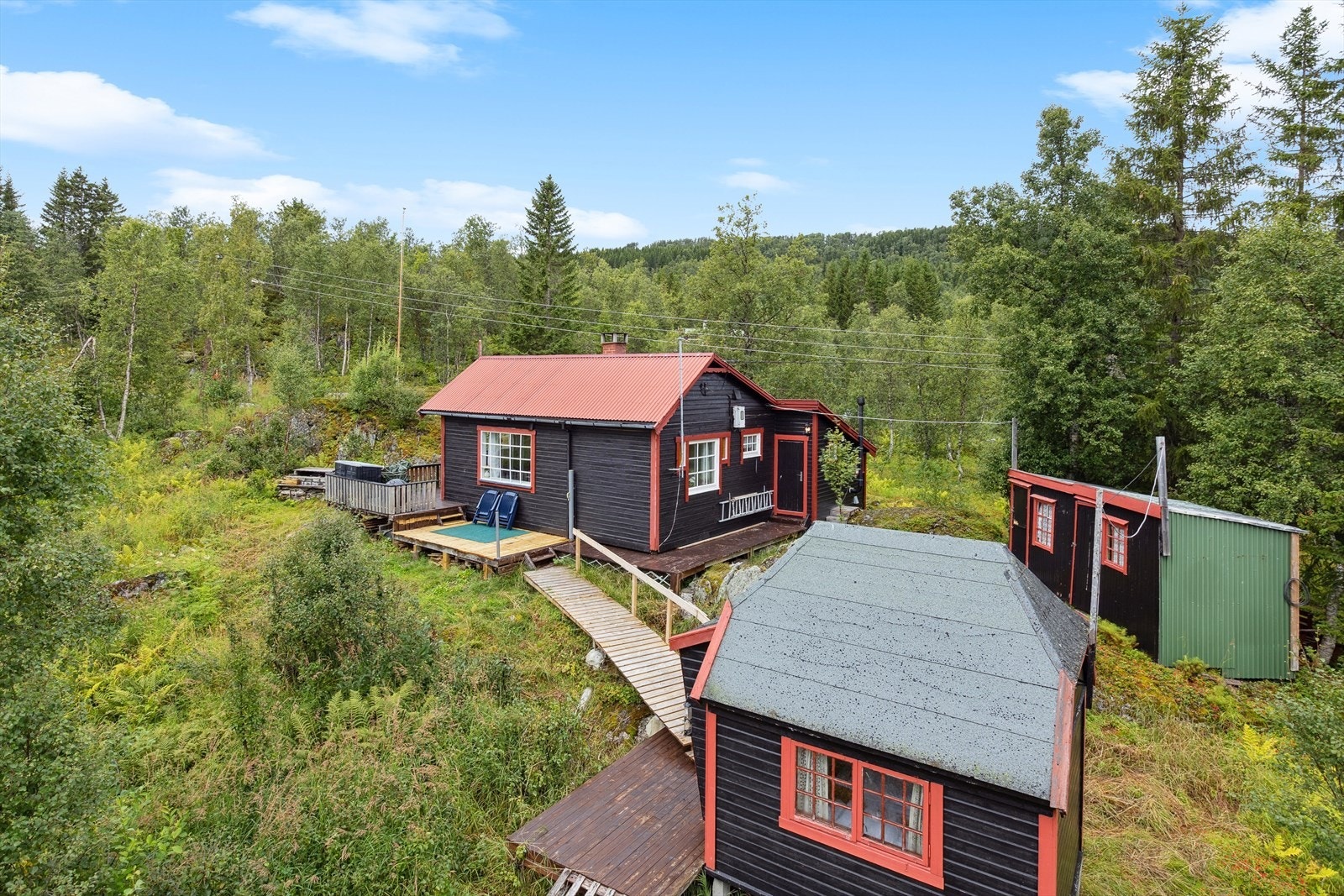 Det er parkeringsmuligheter med plass til 2-3 biler ca 15-20-meter unna hytten. Galleribilde