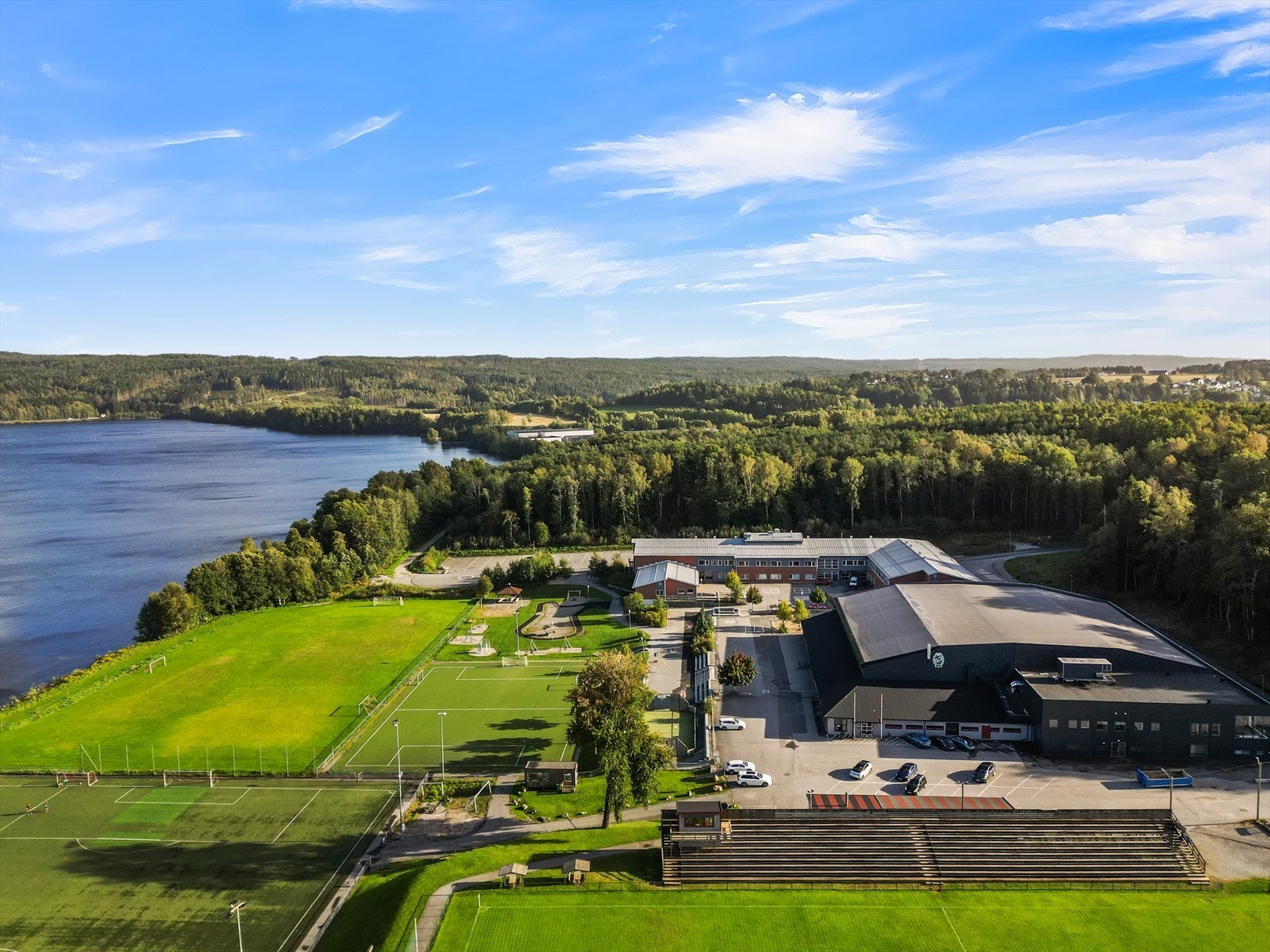 Tistedalskole og Tistedalshallen.jpg Galleribilde