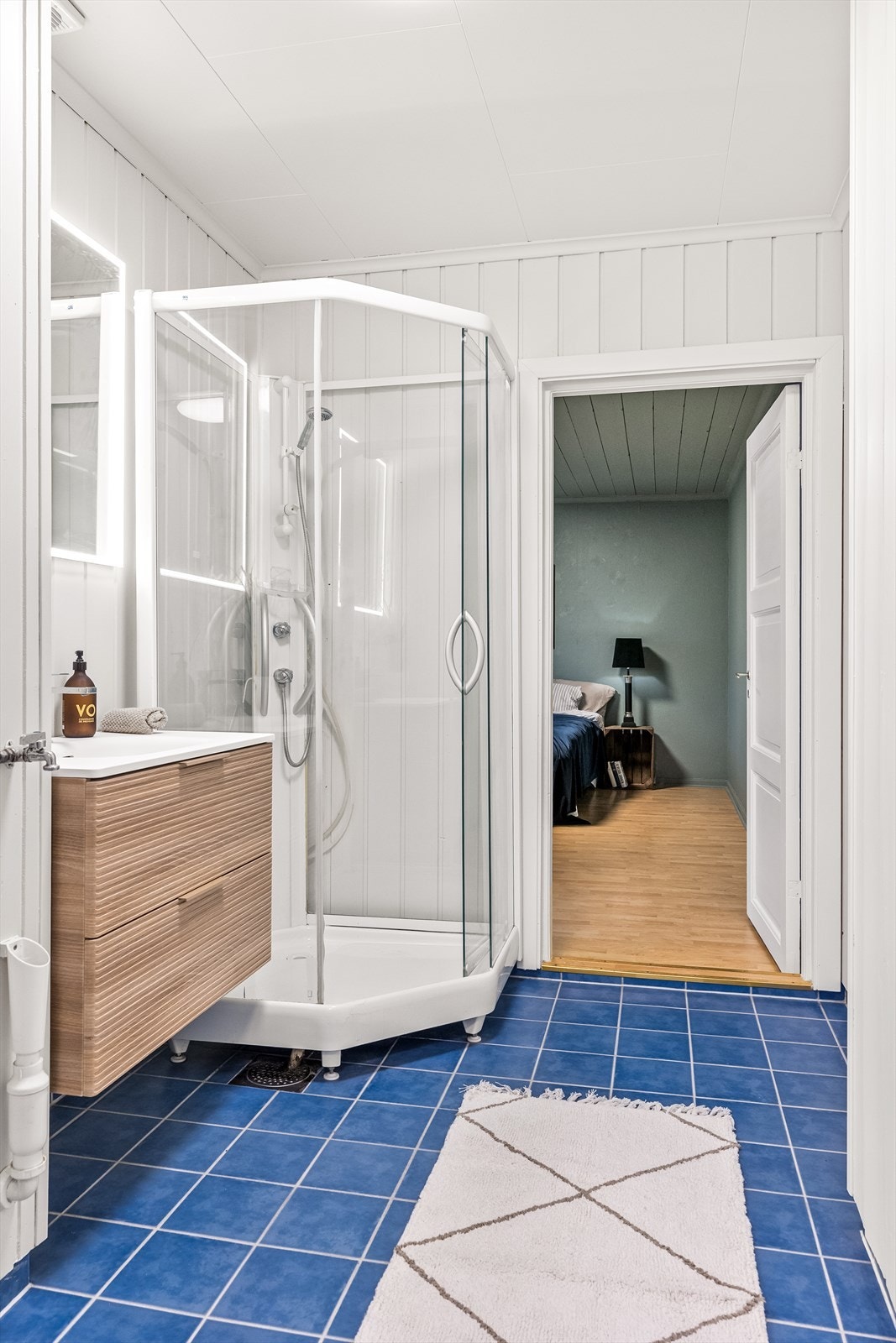 Fra badet er det ankomst til boligen soverom. Galleribilde