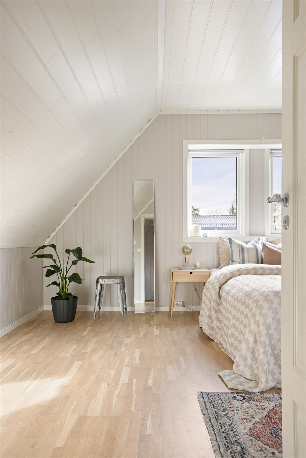 Skråtaket gir rommet karakter og en hyggelig stemning. Galleribilde
