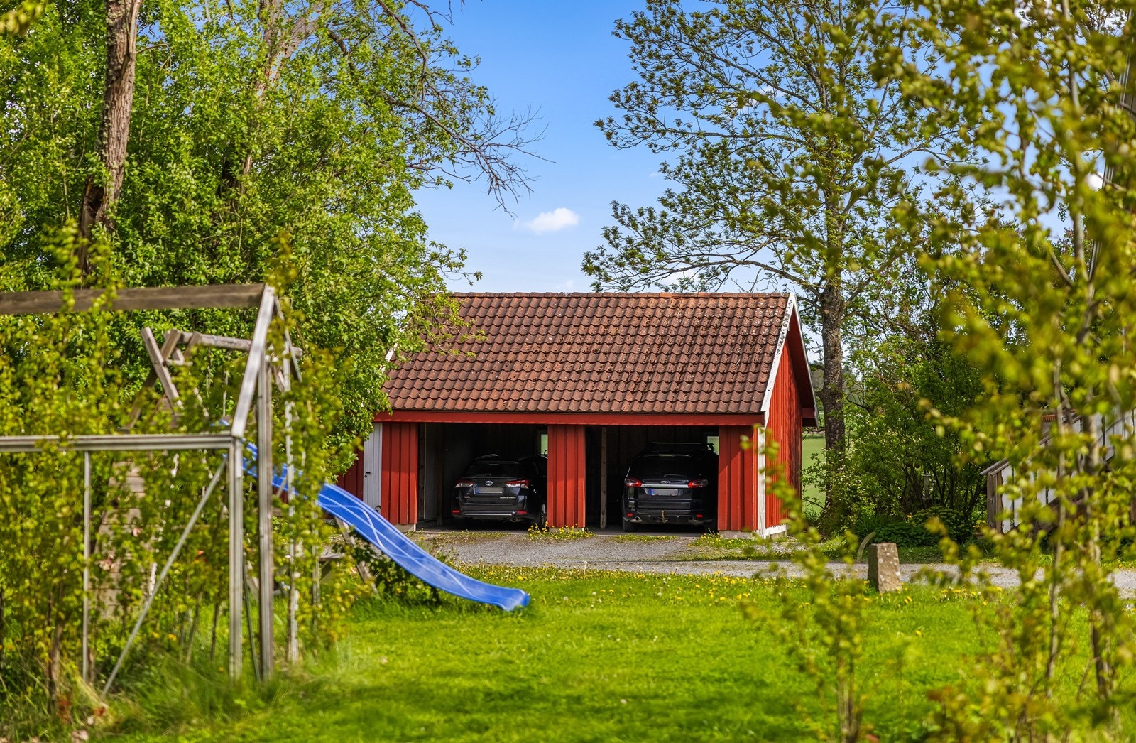 Dobbel carport med tilhørende bod på siden av bygget Galleribilde