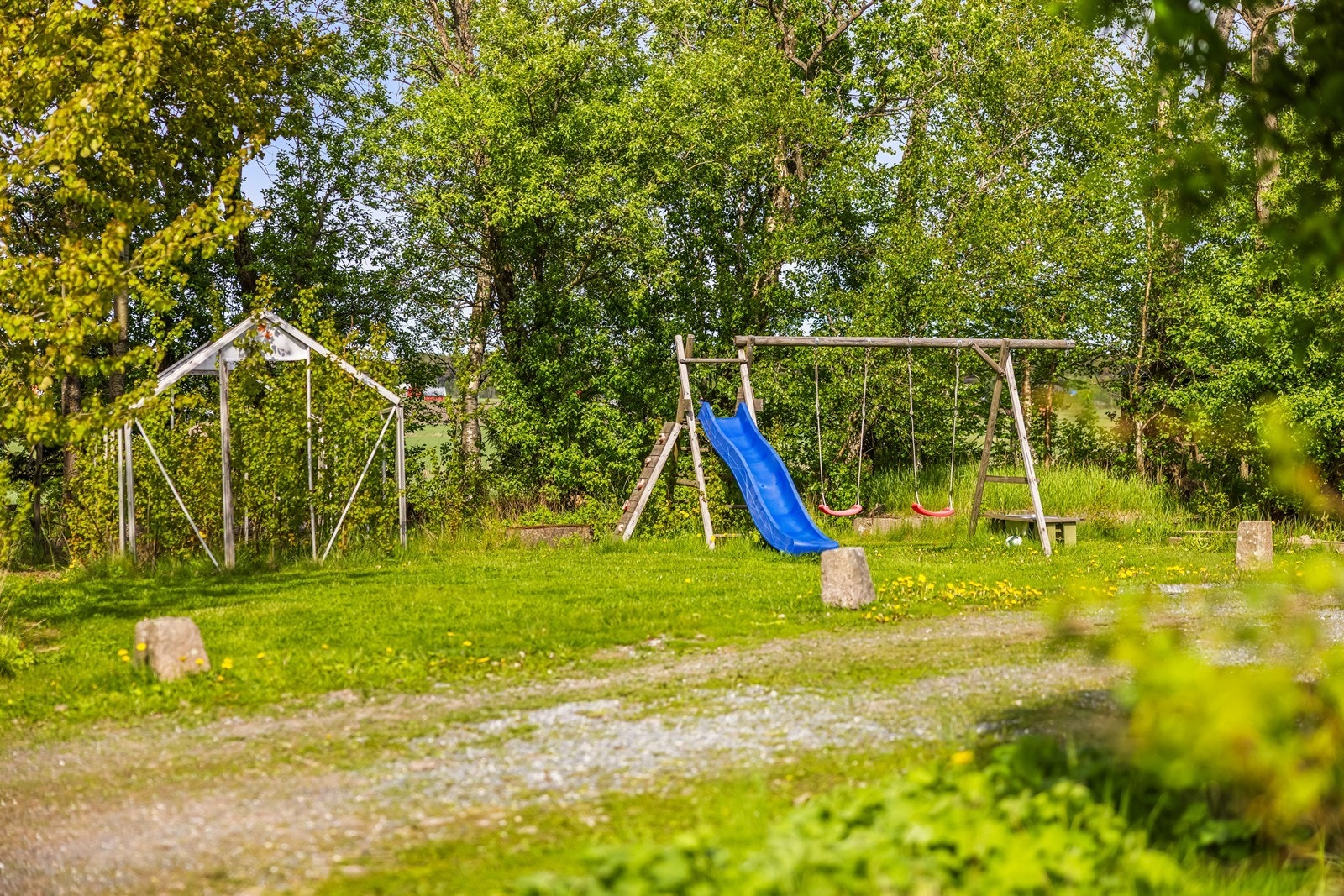 En liten lekeplass for de minste med en liten, spennende "skog" å gjemme seg bort i Galleribilde