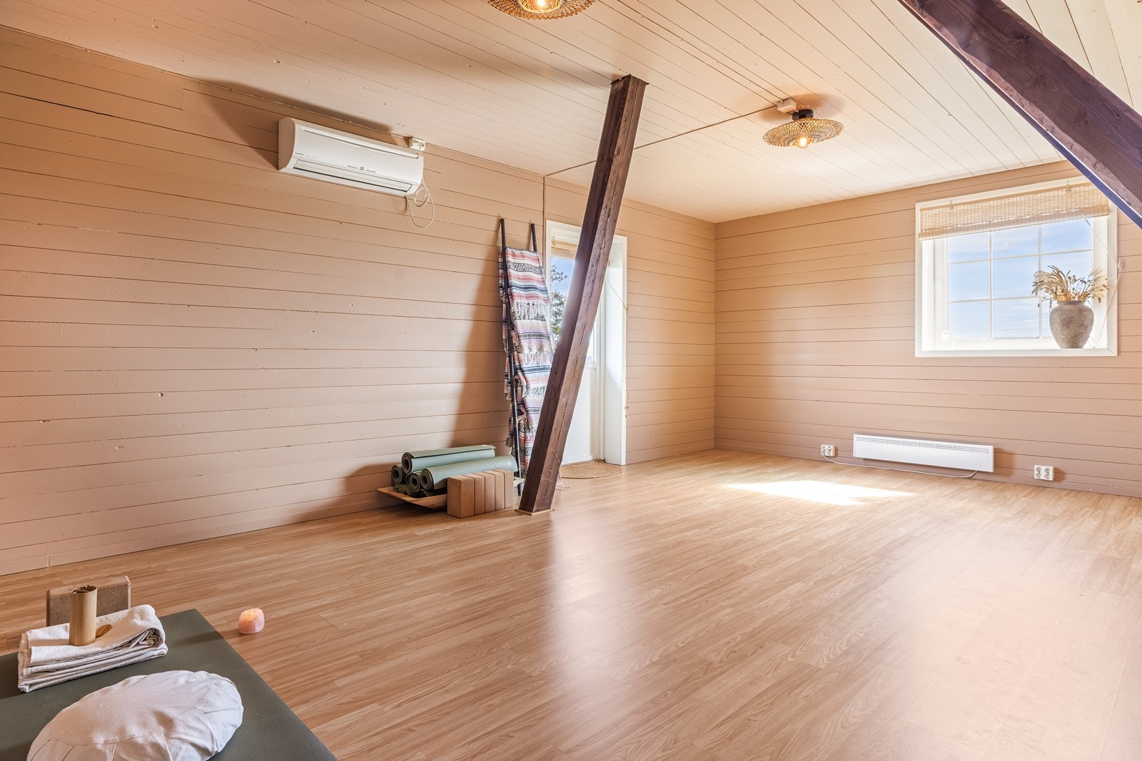Innredet og isolert rom i låven som i dag blir benyttet til yoga og rekreasjon. Dette kan også fungere som hjemmekontor etc. og har montert varmepumpe. Galleribilde