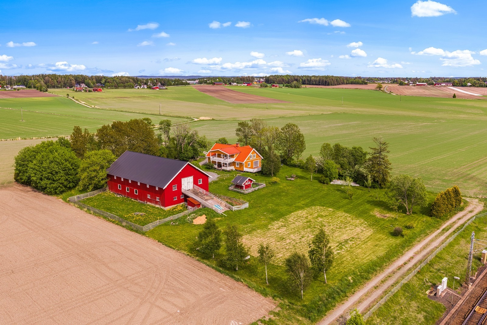 Intimt og vakkert tun, som er godt skjermet med tanke på innsyn. Det er ingen gjennomkjøring over tunet, Den rettigheten er under sletting Galleribilde