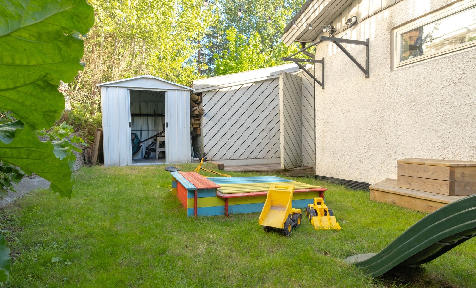 I hagen bak huset er det tilrettelagt for lek og moro i trygge omgivelser for barna. Galleribilde