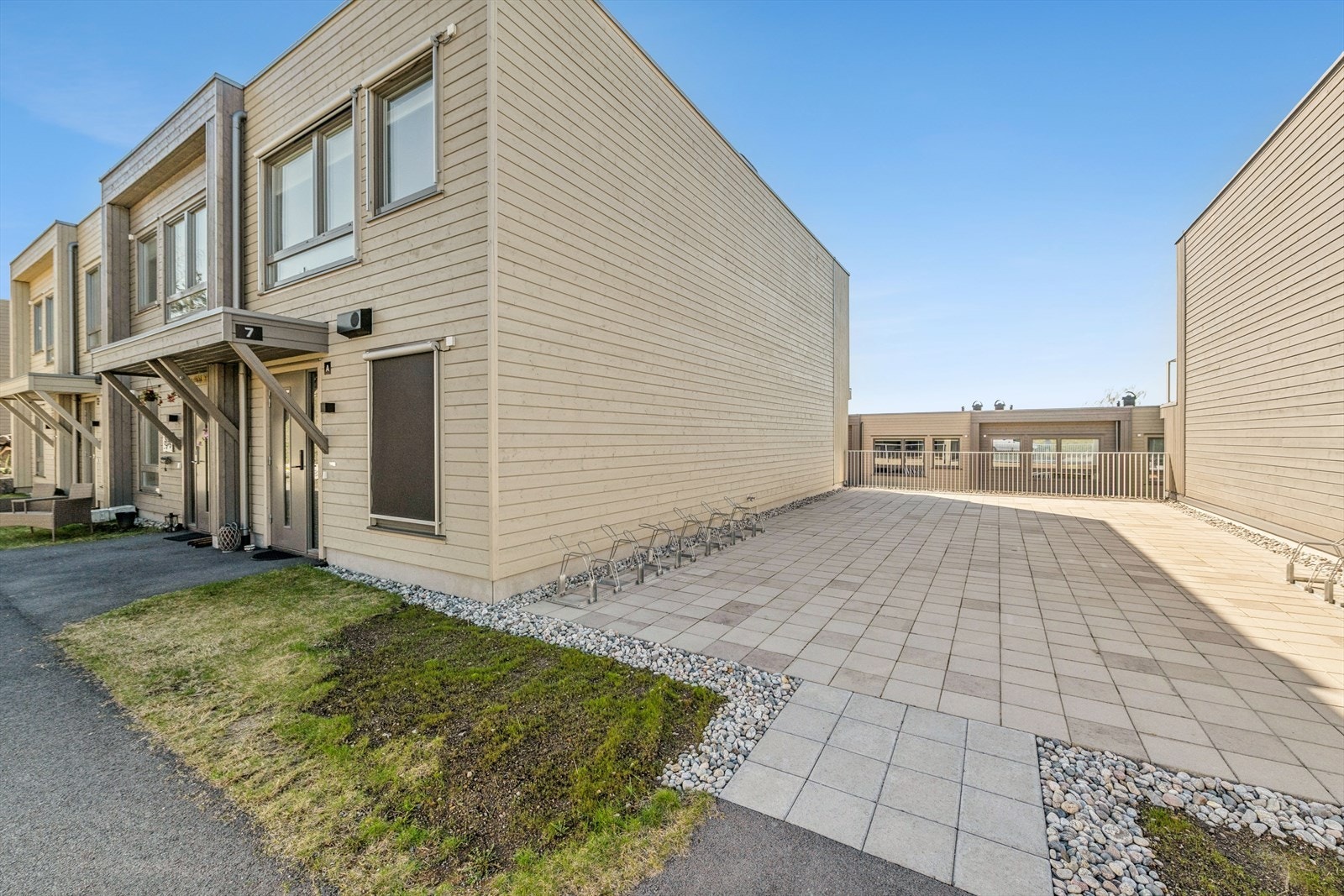Bygningen er oppført i trekonstruksjoner med liggende bordkledning og har vinduer med 3-lags glass, som sikrer moderne komfort. Galleribilde