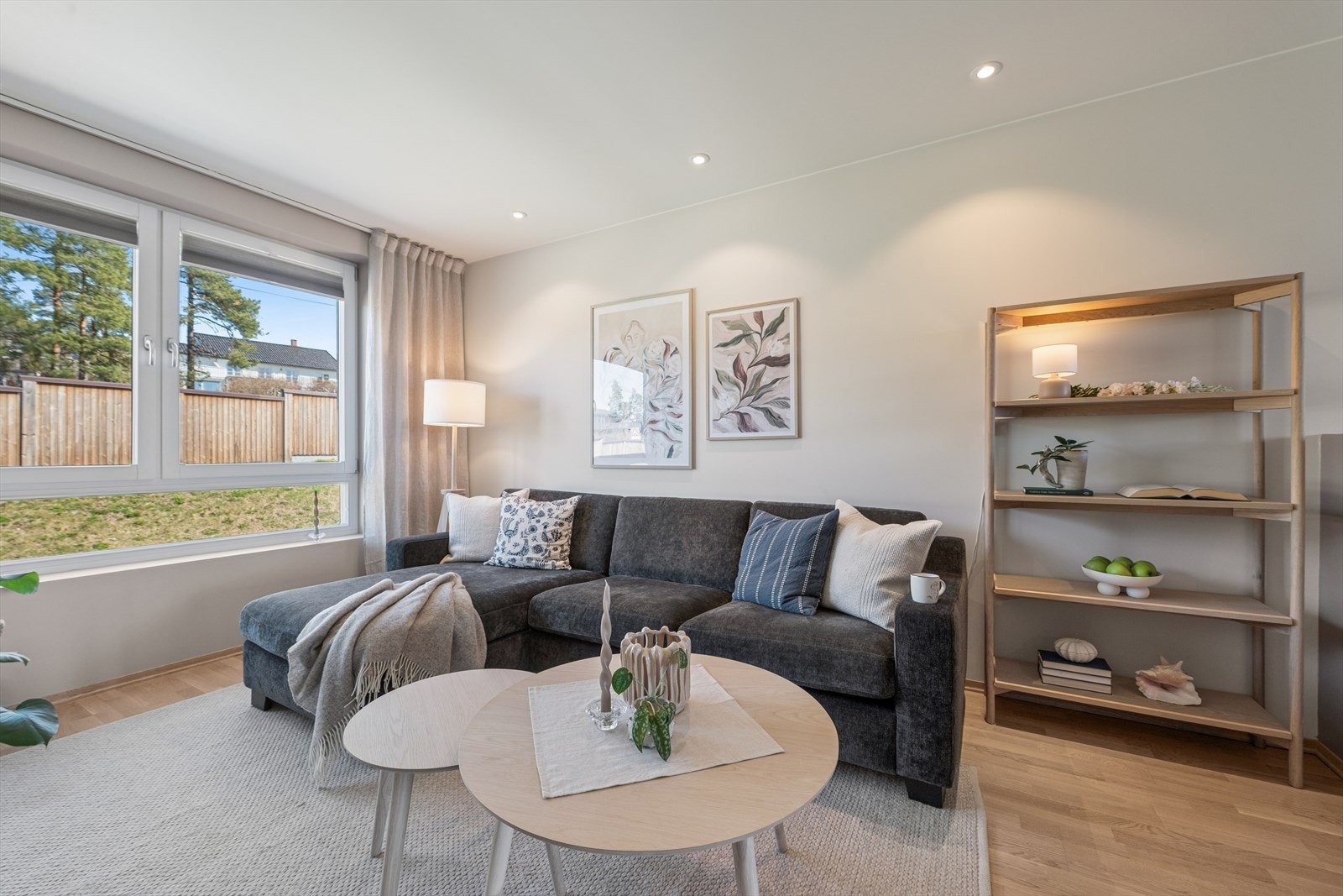 Stuen har god plass til sofagruppe og møblement. Galleribilde
