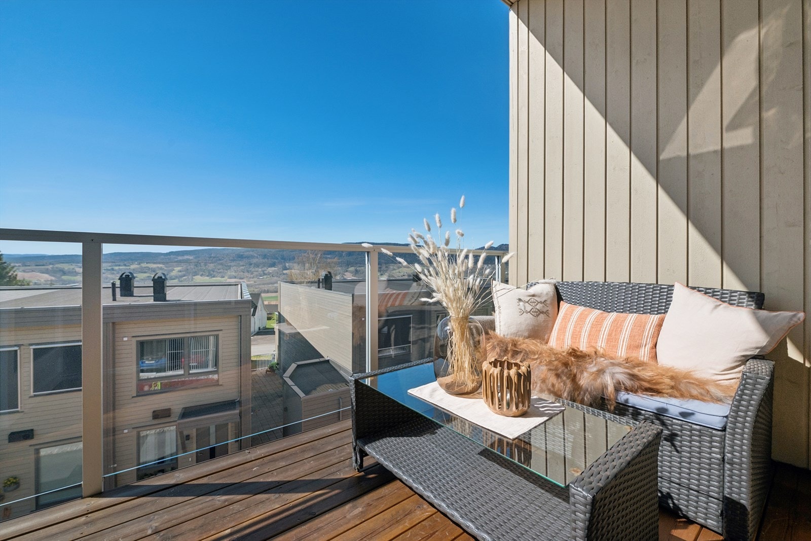 Balkongene er bygget med impregnert bjelkelag og terrassebord. Galleribilde