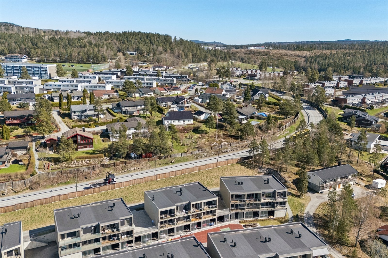 Solbråtan borettslag har felles lekeplass og sykkelstativ. I nærområdet finner man blant annet Tranby idrettspark. Galleribilde