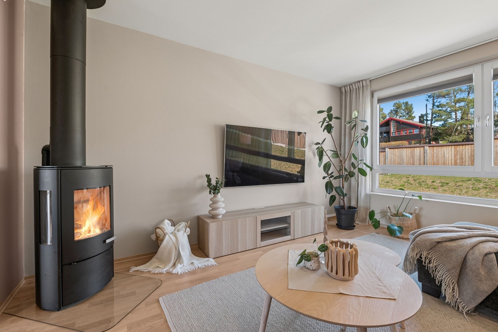 En moderne vedovn med isolert stålpipe gir både ekstra varme og hygge på kalde dager. Galleribilde