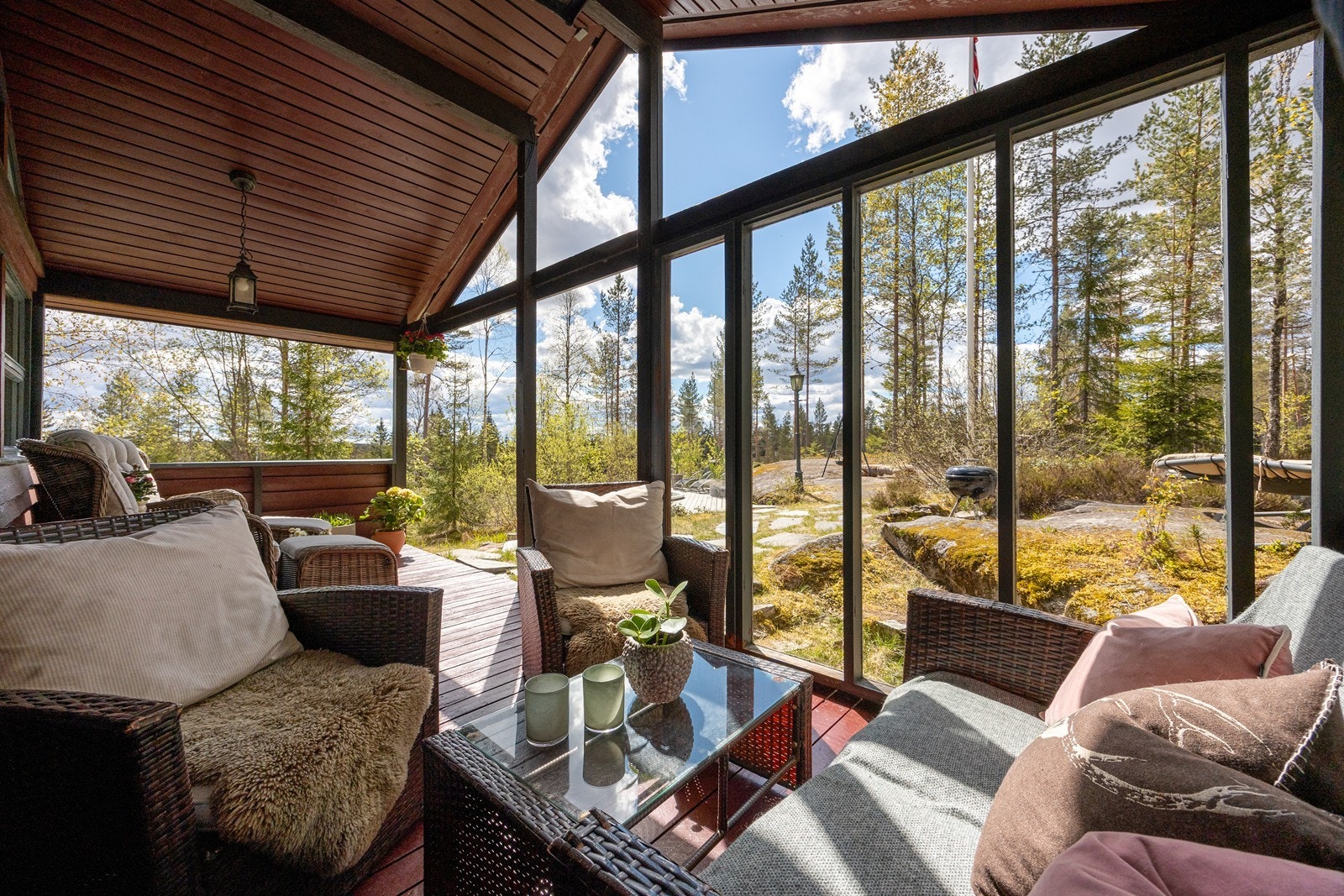 Utsynet strekker seg til skogen og naturen rundt. Galleribilde