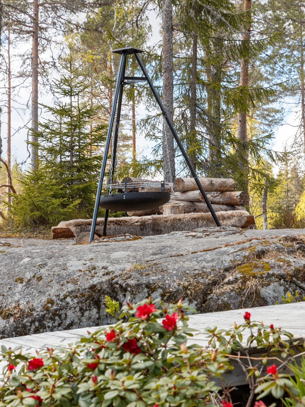 Denne lille fjellknausen blir som en naturterrasse, et perfekt sted å grille pølser eller koke kaffe på bålpanna. Galleribilde