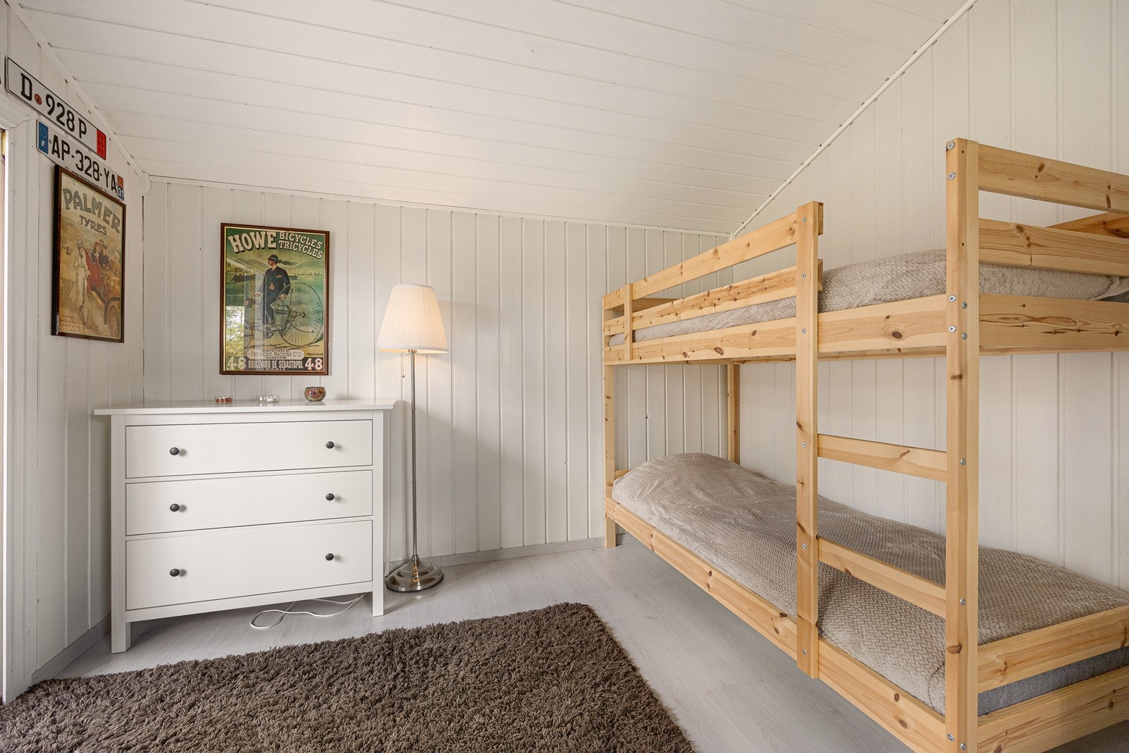 Annekset har innlagt strøm, hvitmalt panel på vegger og tak, laminatgulv og vinduer på to sider. Galleribilde