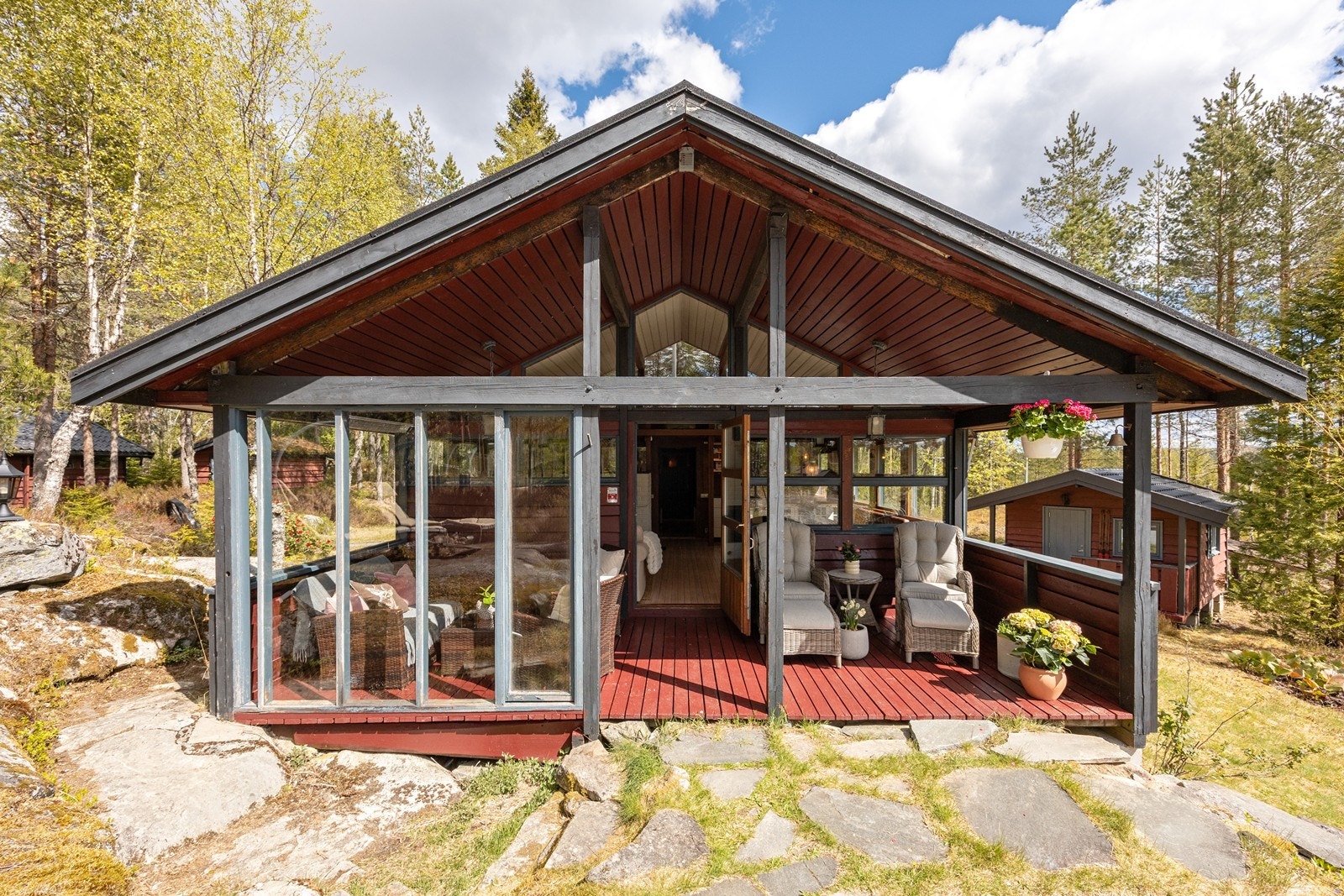 Terrasen utenfor stuen er overbygd og dels innglasset, noe som gir en ekstra lun uteplass, godt skjermet for vær og vind. Galleribilde