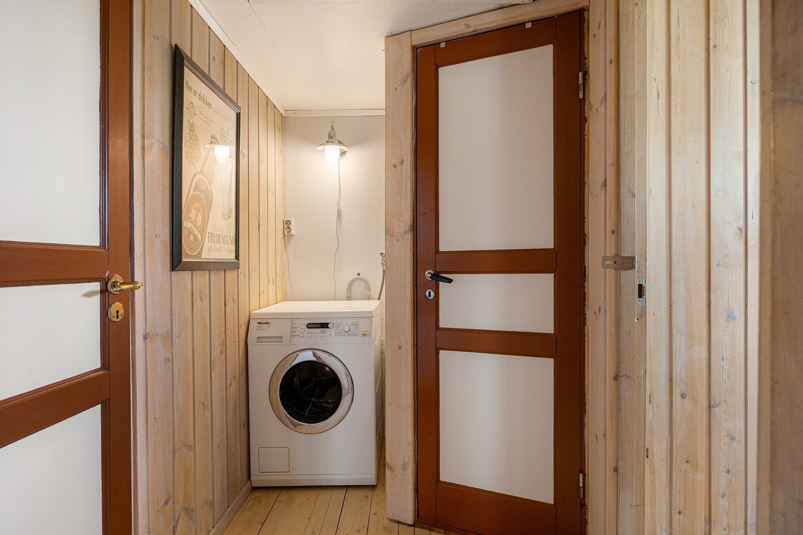 Opplegg for vaskemaskin finnes i boden ved siden av badet. Galleribilde