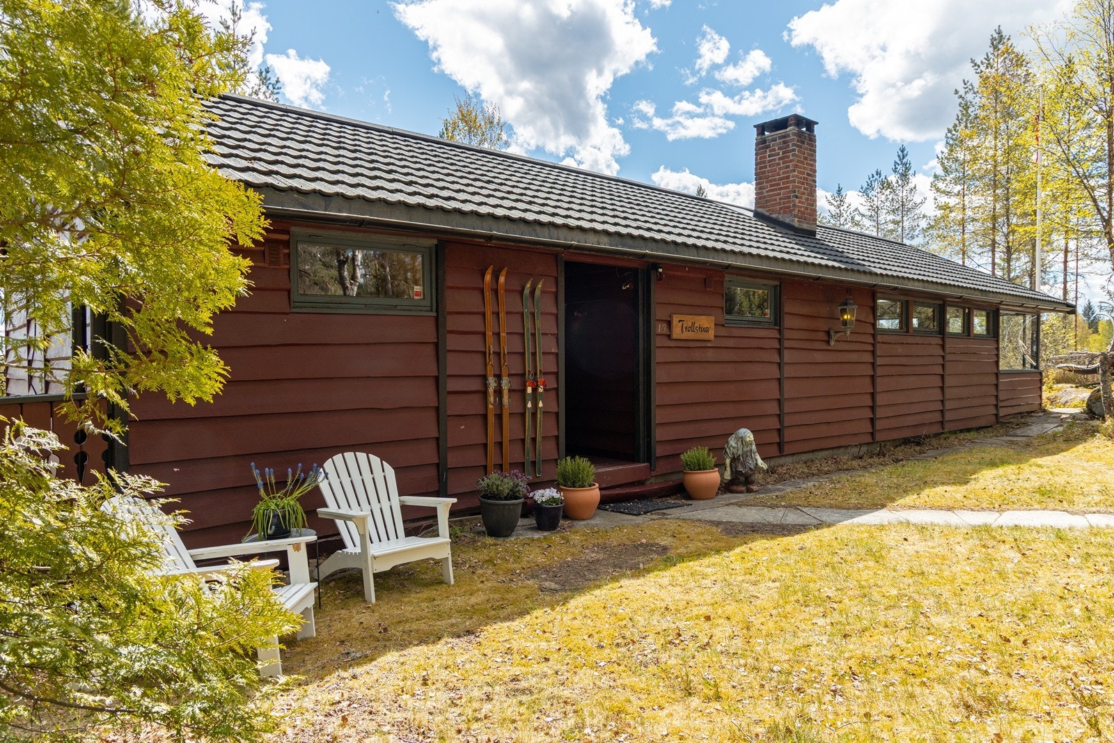 Hytta ble oppført i 1977 og fremstår velholdt med ny taktekking fra 2017 og kledning av villmarkspanel som ble overflatebehandlet i 2018. Galleribilde