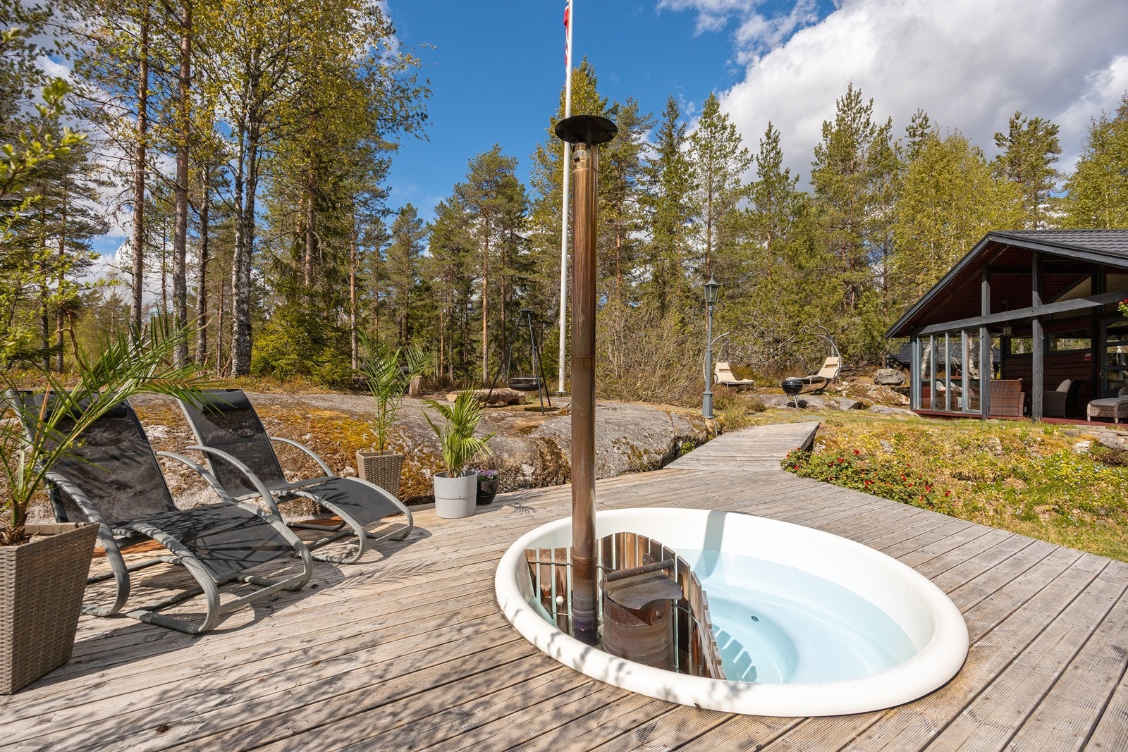 Markterrassen har dekke av terrassebord og er bygd inntil en fjellknaus. Den nedfelte, vedfyrte badestampen kan brukes hele året. Galleribilde