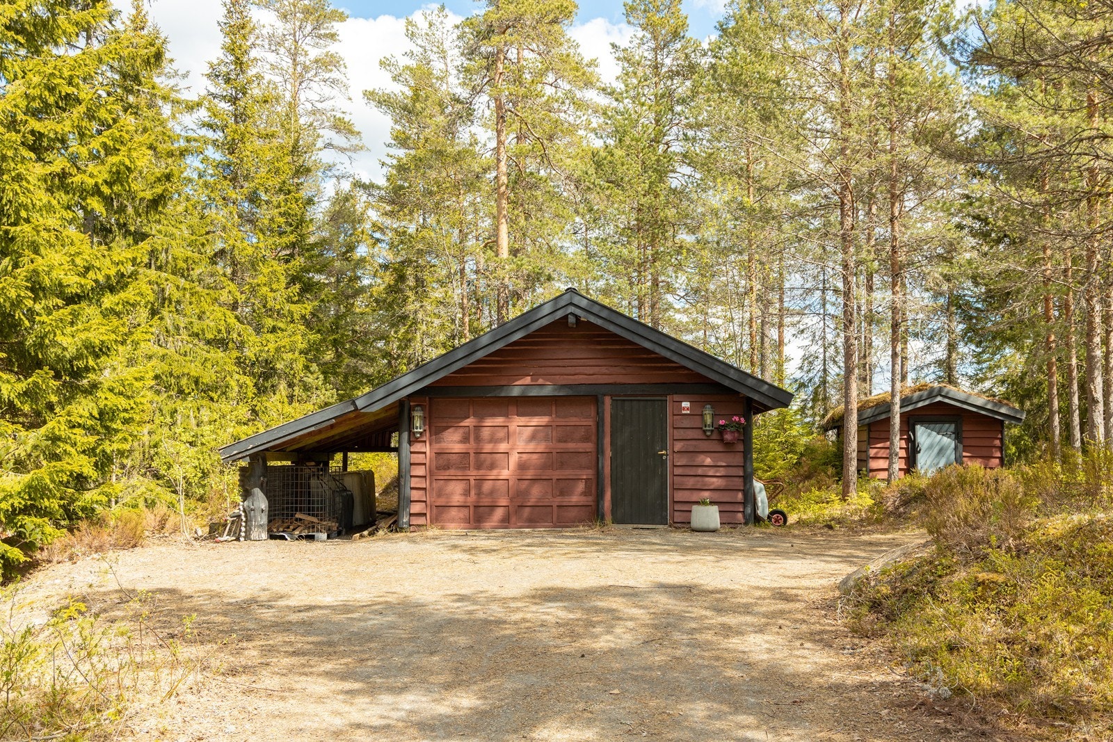 Det er parkering i garasje på ca. 28 kvm og i tilbygget carport på ca. 12 kvm gulvareal, samt plass til flere biler på gårdsplassen. Galleribilde