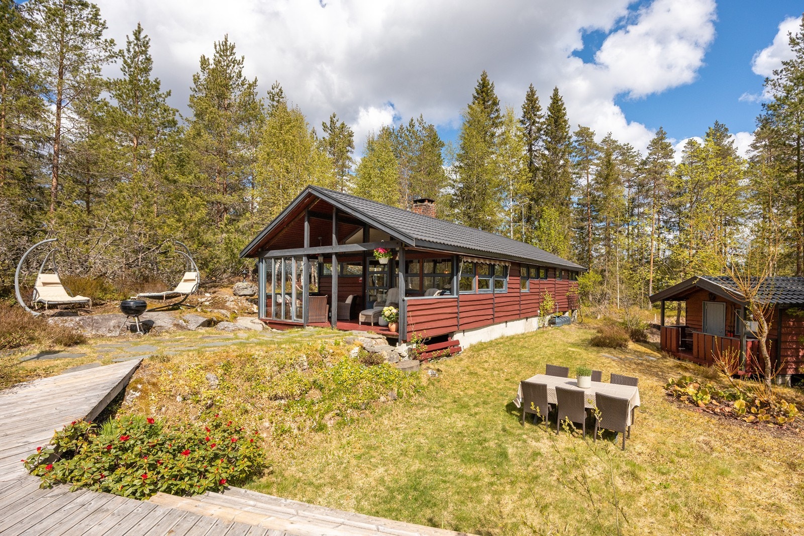 Tomten er for det meste naturtomt, men har også noe plenarealer og hellelagte gangarealer i tillegg til terrasseområdene. Galleribilde