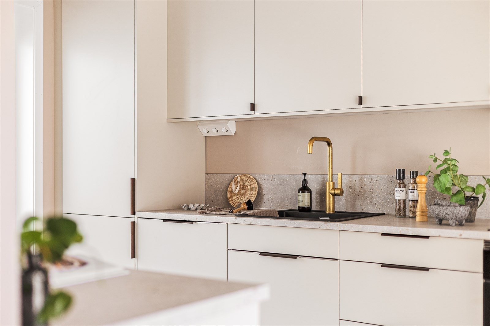 Integrerte hvitevarer er fra Electrolux bestående av kjøleskap med frys, oppvaskmaskin, induksjonstopp, og stekeovn. Galleribilde