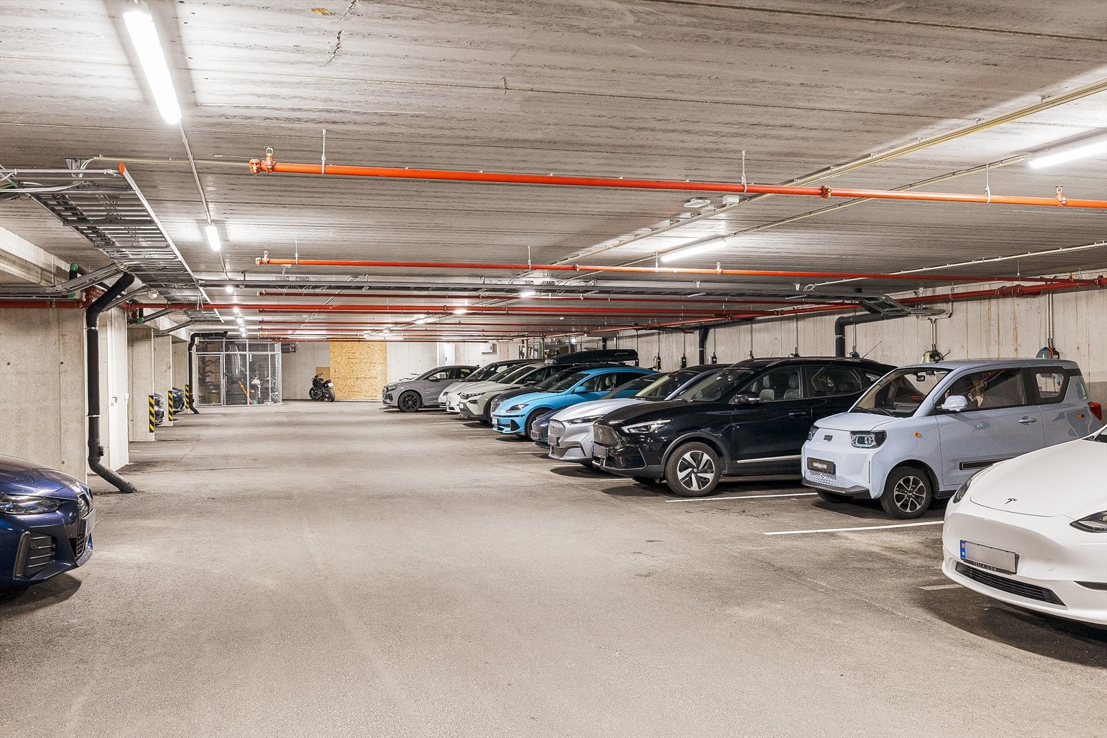 Det medfølger parkering i felles garasjeanlegg med el-bil lader. Ny eier velger selv om hen ønsker å tegne ladeabonnement. Galleribilde