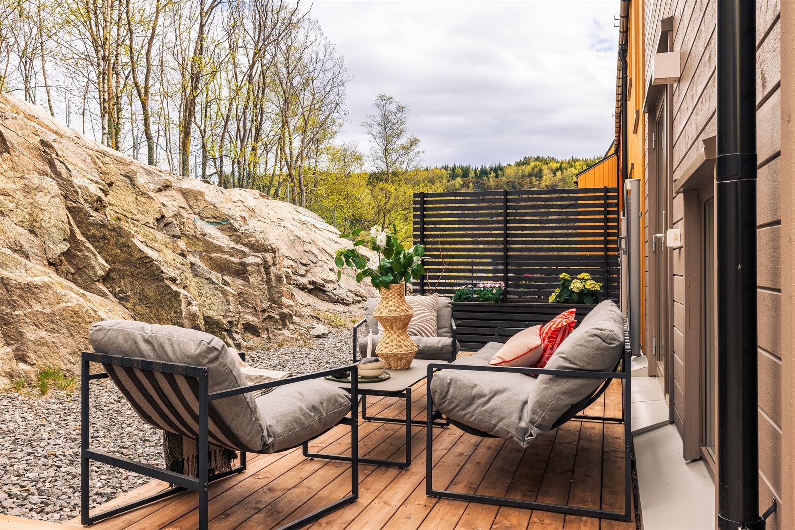 Terrassen er en fin forlengelse av hovedetasjen, skjermet og tett på naturen. Galleribilde