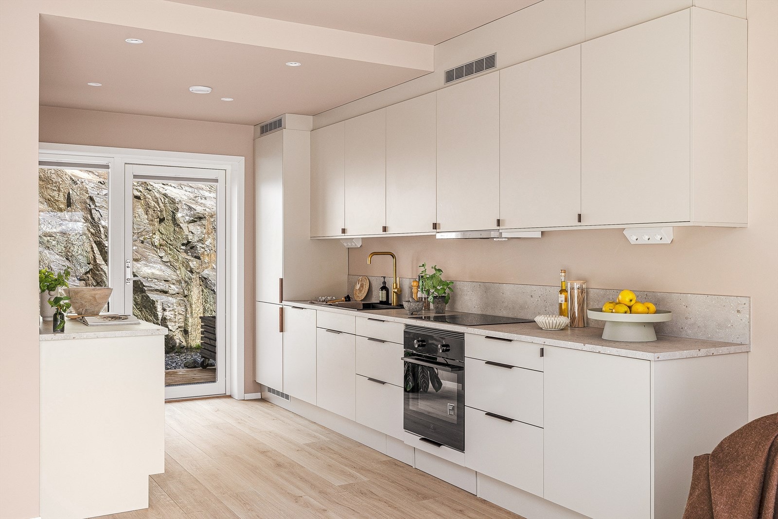 Kjøkkeninnredningen består av lyse, glatte fronter og slitesterk benkeplate av laminat. Galleribilde